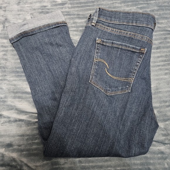 Levi Strauss Mid Rise Capri Dark Wash Jeans! - Picture 1 of 8